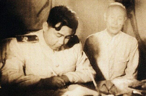 사진은 1953년 7월 정전협정에 서명하는 김일성.