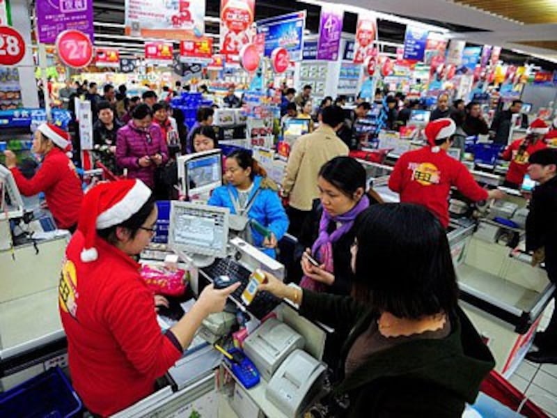 Chinese customers shop at a supermarket in Hangzhou, eastern China's Zhejiang province, Dec. 10, 2016.