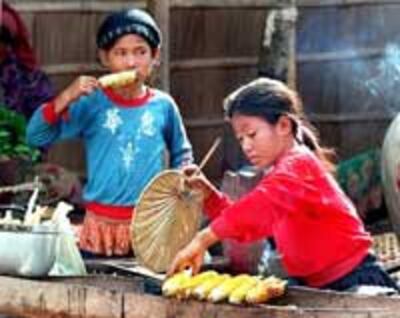 CambodiaVietnameseVendor200.jpg