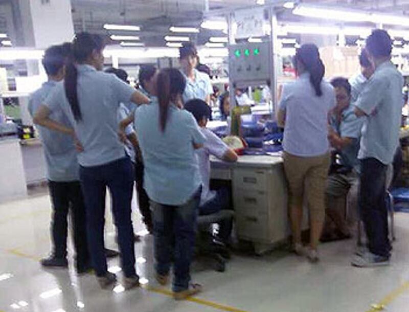 廣州市"展輝"電子廠老闆7月2日下午與工人代表開會後，承諾退回被扣減的伙食費，但拒絕將雜費撤消，工人其後開會，堅持繼續罷工維權，不排除會發動工人上街堵路抗議。（相片由工人提供） 