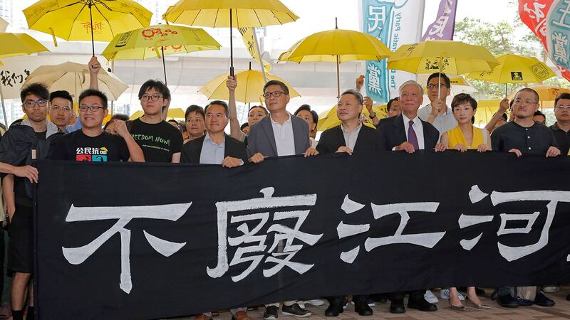 2019年4月24日，陈健民，朱耀明，戴耀廷分别因为串谋公众妨扰遭判处16个月徒刑，朱耀明获缓刑两年，陈健民与戴耀廷另因煽感公众妨扰遭判处8个月徒刑，两人须即时入狱。（美联社）