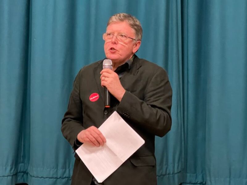 代表工黨出席論壇的地方議員候選人保羅.麥卡錫(Paul McCarthy),積極介紹工黨的對港政策。(呂熙 攝)