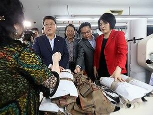 새누리당 정책위원회 산하 제2정조위원회 소속 의원들이 11일 오후 서울 강서구에 위치한 북한이탈주민의 사회적 기업인 '아리랑패션' 사업장을 둘러보며 이수홍 대표(왼쪽)로부터 회사 설명을 듣고 있다.