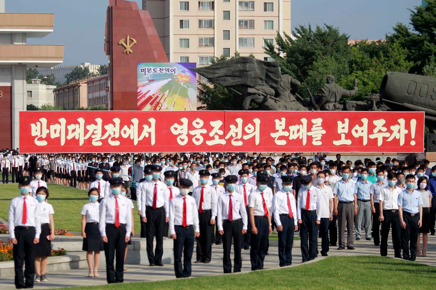 2022년 6월 25일 토요일 평양 조국해방전쟁승리기념관 광장에서 이른바 '미제국주의반대투쟁의 날'을 맞아 대규모 집회에 사람들이 모여들고 있다. 뒤 현수막에 "반미대결전에서 영웅조선의 본때를 보여주자!"라고 쓰여 있다.