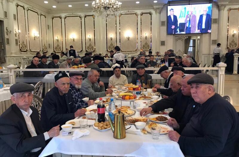 قىرغىزىستان ئۇيغۇرلىرى «ئىتتىپاق» جەمئىيىتى ئۇيۇشتۇرغان چوڭ مەشرەپتىن كۆرۈنۈش. 2023-يىلى 25-فېۋرال، بىشكەك.