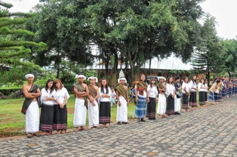Các thanh thiếu nữ trẻ người Churu