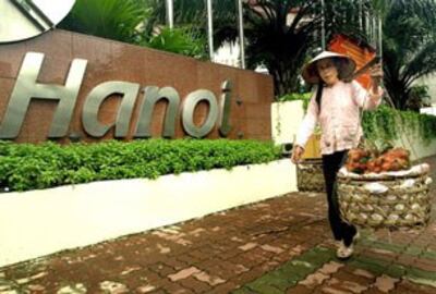 Gánh trái cây đi bán trên đường phố Hà nội