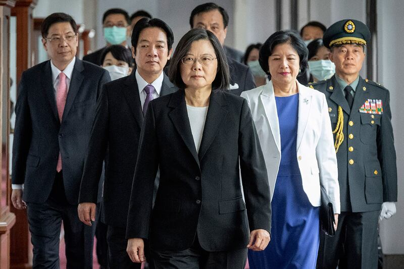 图为，2020年5月22日，台湾总统蔡英文出席在就职典礼时，走在左副总统赖清德的前面。（美联社）
