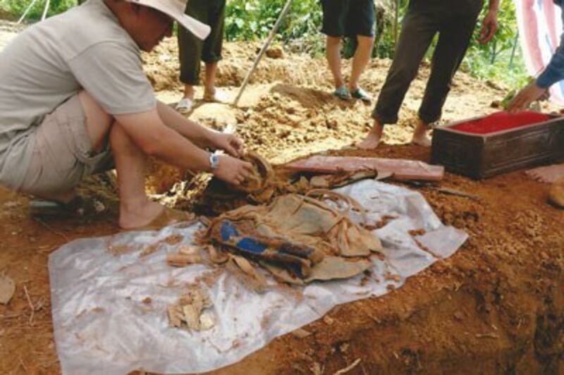 Bốc mộ ông Lương Văn Hoa ở Làng Đá.