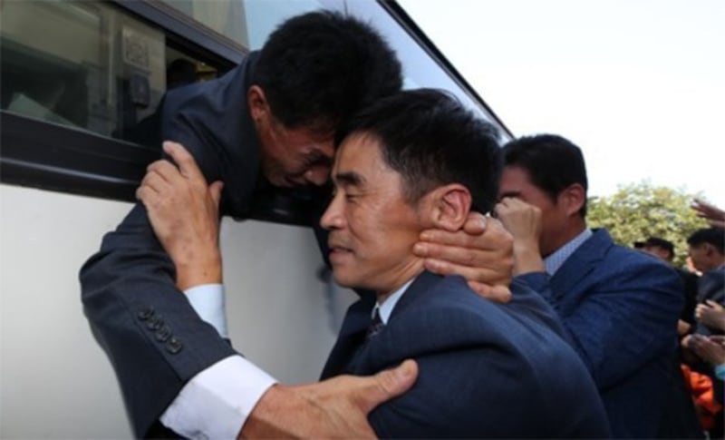 지난 2018년 8월 26일 북한 금강산호텔에서 열린 작별상봉 및 공동중식을 마치고 버스에 오른 북측 가족들이 남측 가족들과 헤어지며 눈물을 흘리고 있다.