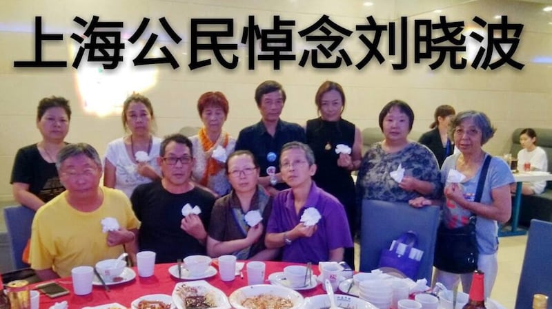 上海民众悼念刘晓波。(乔龙提供)