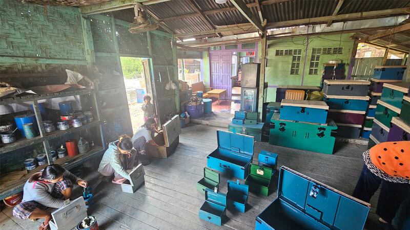 ကလေးမြို့မှ သံသေတ္တာလုပ်ငန်းအား ၂၀၂၃ ခုနှစ်၊ ဒီဇင်ဘာလ ၂၀ ရက်နေ့က တွေ့နေရစဉ်။ (Photo: RFA)