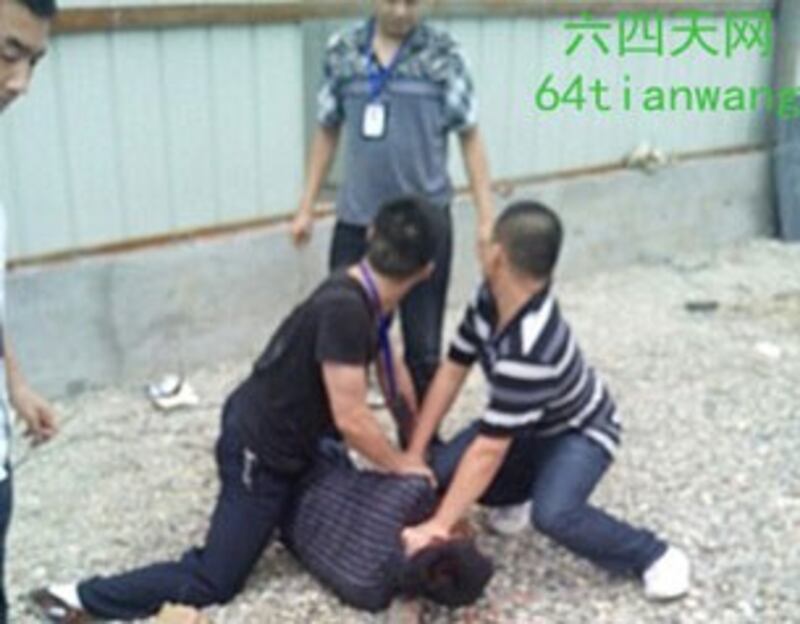 图片:成都50人强拆,官员把村民按在地上群暴。(六四天网)