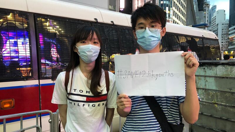香港市民伍先生希望大家不要忘記十二港人。(文海欣 攝)