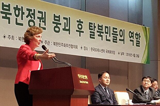 미국의 수잔 숄티 북한자유연합 대표가 28일 서울 프레스센터에서 열린 북한자유주간 대토론회에서 북한정권 붕괴 이후 탈북자들의 역할에 대해 연설하고 있다. 