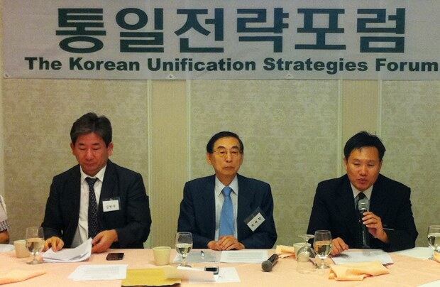 지난 21일 미국 로스앤젤레스에서 열린 통일 전략 토론회에서 참석자들이 발표하고 있다.