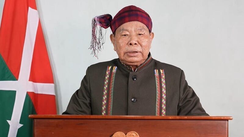 လိုင်ဇာတွင်ကျင်းပသည့် ကချင်လွတ်မြောက်ရေးအဖွဲ့ (KIO) တည်ထောင်ခြင်း ၆၃ နှစ်ပြည့်အခမ်းအနားတွင် မိန့်ခွန့်ပြောကြားနေသော KIO ဥက္ကဋ္ဌ ဗိုလ်ချုပ်ကြီးအင်ဘန်လကို ၂၀၂၃ အောက်တိုဘာ ၂၅ ရက်နေ့က တွေ့ရစဉ်။ (Photo : News and Information Department - NID)