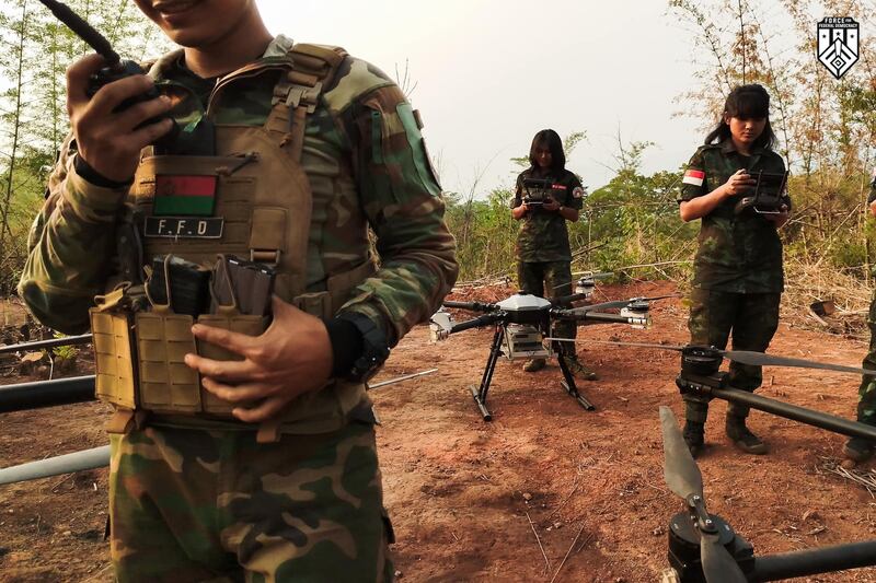Force for Federal Democracy (FFD) ဒရုန်းအဖွဲ့မှ အမျိုးသမီးဒရုန်းစစ်သည်နှစ်ဦးအား တွေ့ရစဉ်။ (Photo: Force for Federal Democracy)