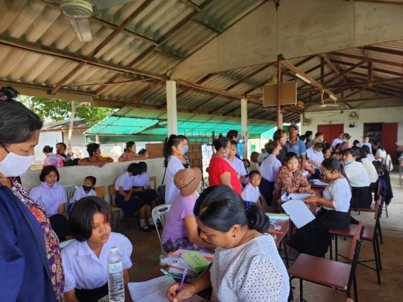 ထိုင်း-မြန်မာနယ်စပ် မဲဆောက်မြို့ ကျောင်းတစ်ကျောင်းတွင်တွေ့ရသည့် ကျောင်းသူ ကျောင်းသားများ။