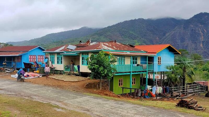 မိုခါမုန်တိုင်း တိုက်ခတ်ပြီးသည့်နောက် ချင်းပြည်နယ်တွင်းမှ အပျက်အစီးများအား ၂ဝ၂၃ ခုနှစ် မေလ ၁၅ ရက်နေ့က တွေ့မြင်ရစဉ်။ (Photo: Chanthar Media)