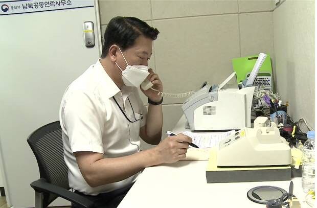 남북 간 통신연락선이 복원된 27일 오전 통일부 연락대표가 서울 남북공동연락사무소에 설치된 남북 직통전화로 북측과 통화하고 있다.