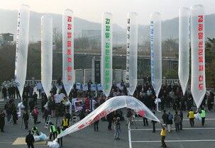 경기도 파주시 임진각 망배단에서 자유북한운동연합과 대한민국어버이연합 등 보수단체들이 북한의 연평도 포격을 규탄하는 대북전단을 띄우기 위해 대형풍선을 준비하고 있다.