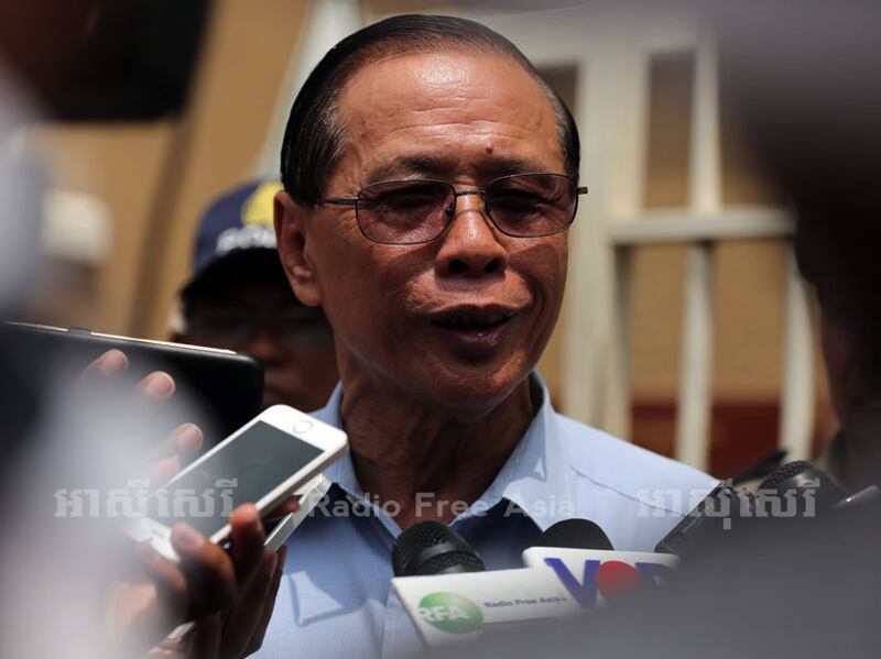 អ្នកនាំពាក្យ​គណបក្ស​ប្រជាជន​កម្ពុជា លោក សុខ ឥសាន ថ្លែង​ទៅ​កាន់​​ក្រុម​អ្នក​សារព័ត៌មាន ​ក្រោយ​ចូល​បំភ្លឺ​នៅ​សាលាដំបូង​រាជធានី​ភ្នំពេញ នៅ​ព្រឹក​ថ្ងៃ​ទី​៦ ខែ​ឧសភា ឆ្នាំ​២០១៦។