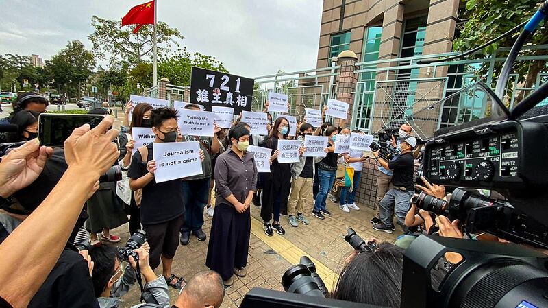 2020年11月10日，香港电台《铿锵集》节目编导蔡玉玲被检控 ，上庭前见记者，新闻界集体声援高呼“揭露真相无罪”。（RFA）
