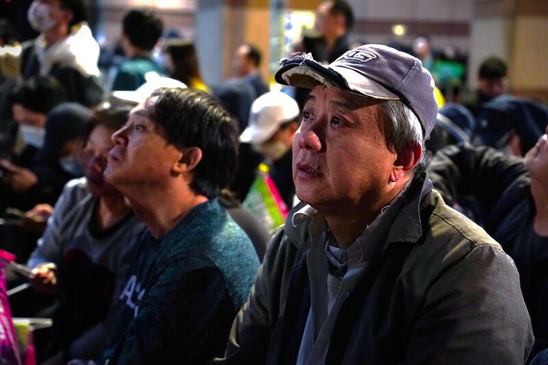 有民進黨支持者落下感動淚水。(淳音攝)