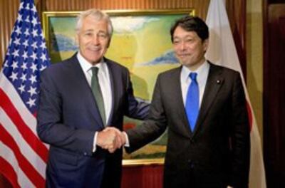 Bộ trưởng Quốc phòng Mỹ Chuck Hagel, (trái), chụp chung với Bộ trưởng Quốc phòng Nhật Bản Itsunori Onodera trước cuộc họp của họ tại Singapore vào ngày 31 Tháng Năm năm 2014. AFP
