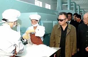 2010년 북한의 김정일 국방위원장이 량강도 대홍단감자가공공장을 방문한 모습. 