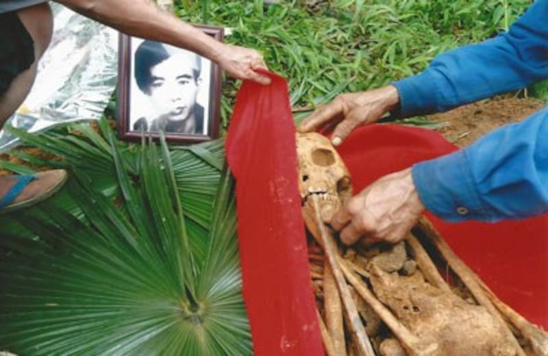 Bốc mộ Ông Hạnh ở Làng Đá. VAF PHOTO.