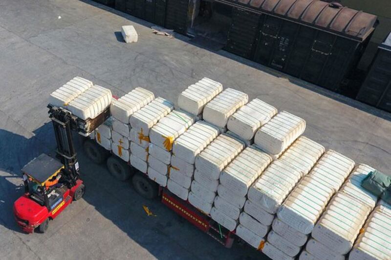 خىتاينىڭ جياڭشى ئۆلكىسىدىكى جيۇجياڭ ۋوگزالدا ئۇيغۇر ئېلىدىن ئەكېلىنگەن پاختىنى يۈك ماشىنىسىغا يۈكلەۋاتقان كۆرۈنۈش. 2921-يىلى 26-مارت.