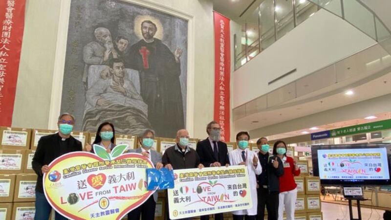台湾民间捐赠1700多公斤防疫物资给意大利灵医会，吕若瑟神父（左四）22日召开记者会谢谢台湾，意大利驻台代表纪大为（右四）代收。（罗东圣母医院提供）