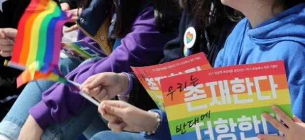 지난 2018년 전북 전주시 풍남문 광장에서 전주퀴어문화축제가 열린 가운데 참가자들이 축하공연을 관람하고 있다.