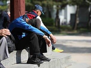 서울 종로구 탑골공원에 한 노인이 고개 숙인채 앉아 있다.