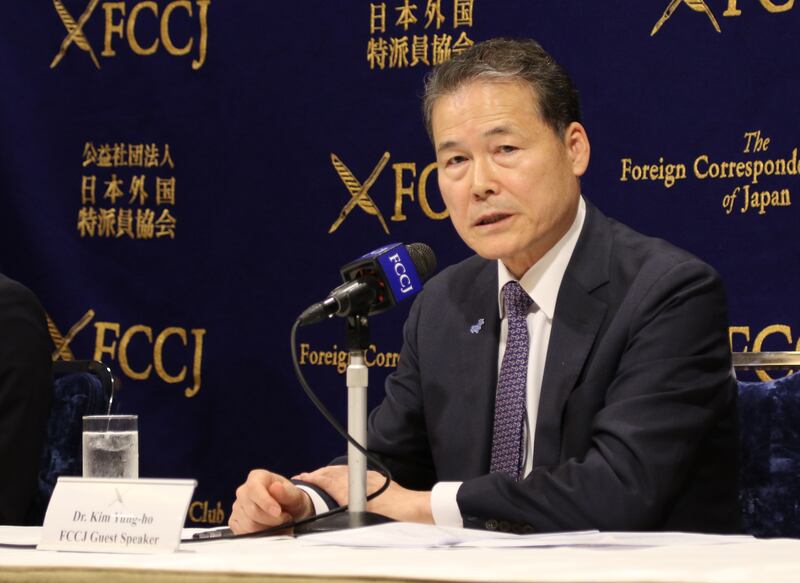 김영호 통일부 장관이 10일 도쿄 일본외국특파원협회(FCCJ)에서 열린 기자회견에서 한국 정부의 통일 정책에 관해 설명하고 있다.