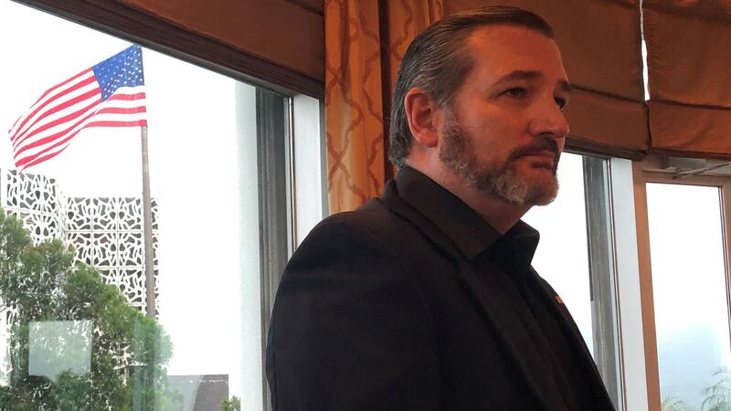 2019年10月12日，美国参议员特德·克鲁兹（Ted Cruz）在美国驻香港总领事馆与记者见面。克鲁兹说，他身穿黑色衣服，以表示对香港支持民主的示威者的支持。 （路透社）