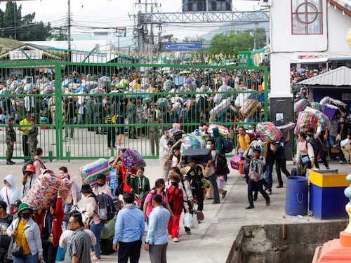 ពលករខ្មែរមួយចំនួនបន្តធ្វើការនៅថៃដោយសារគ្មានជម្រើស