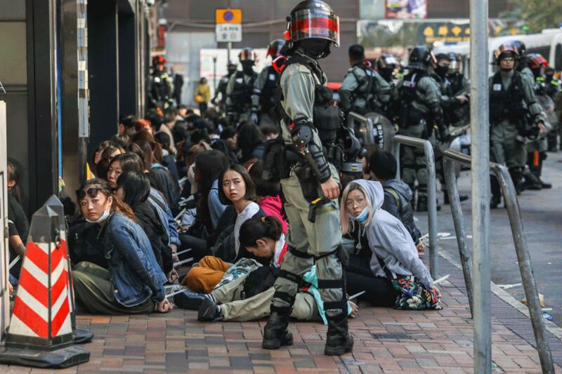 Hình minh họa. Những người bị cảnh sát Hong Kong bắt giữ ở trường Đại Học Bách Khoa Hong Kong hôm 18/11/2019