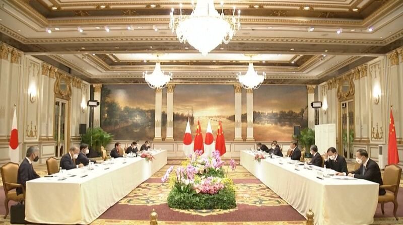 2022 年 11 月 17 日,在泰国曼谷举行的亚太经合组织(APEC)峰会期间,岸田文雄与习近平会晤。(法新社视频截图)