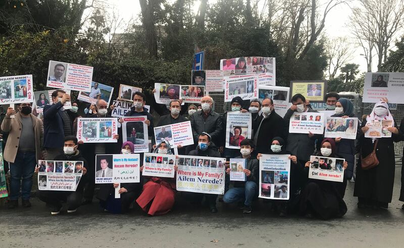 خىتاي كونسۇلخانىسى ئالدىدا ئۇرۇق-تۇغقانلىرىنى سۈرۈشتە قىلىپ يىغىلغان، خىتاي زۇلۇمىغا قارشى نامايىشچىلار. 2021-يىلى 8-يانۋار، ئىستانبۇل، تۈركىيە.