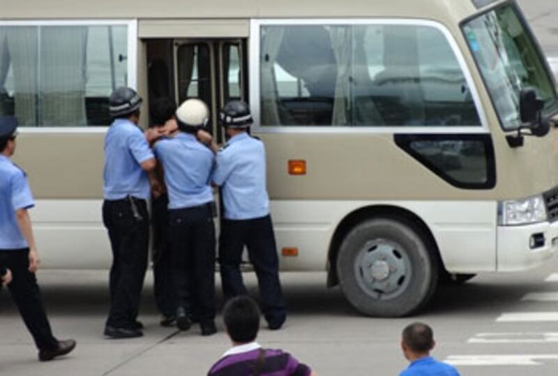 村民與武警發生激烈衝突,多人被抓上警車帶走。(村民張先生提供)