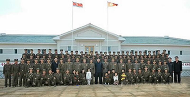 북한 김정은 국방위원회 제1위원장이 장재도ㆍ무도의 군인가족과 함께 기념촬영을 하고있다. 사진-연합뉴스 제공