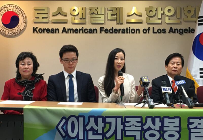 찰스 랭글 하원의원의 해나 김 보좌관 등 로스앤젤레스의 단체 대표들이 이산가족상봉 결의안 통과 추진 기자회견을 하고 있다.