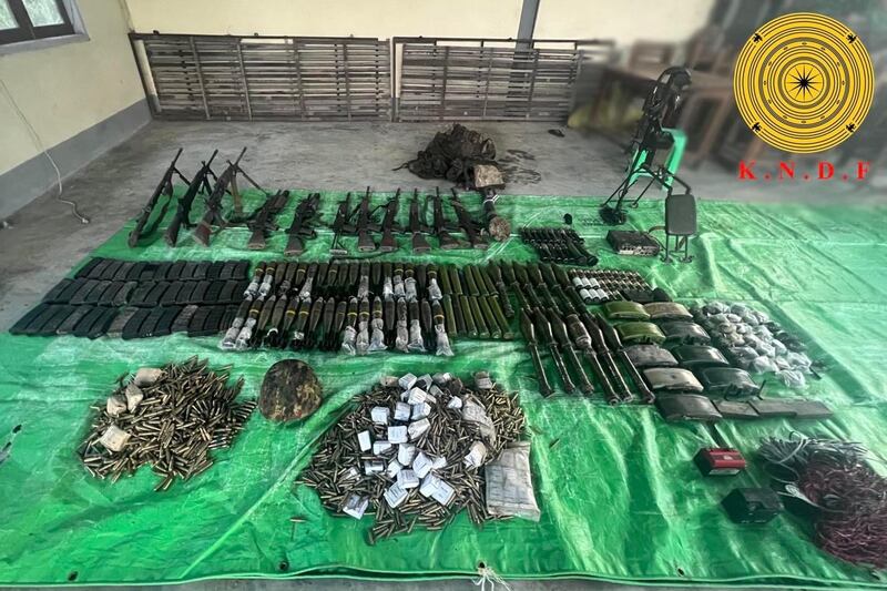 စစ်ကောင်စီတပ်၏ လက်နက်ကြီး၊ လက်နက်ငယ်များအား ၂၀၂၃ ခုနှစ် နိုဝင်ဘာလ ၁၁ ရက်နေ့တွင် သိမ်းဆည်းခဲ့ကြောင်း KNDF က ထုတ်ပြန်ထားသည့်ပုံ။ (Photo: KNDF)