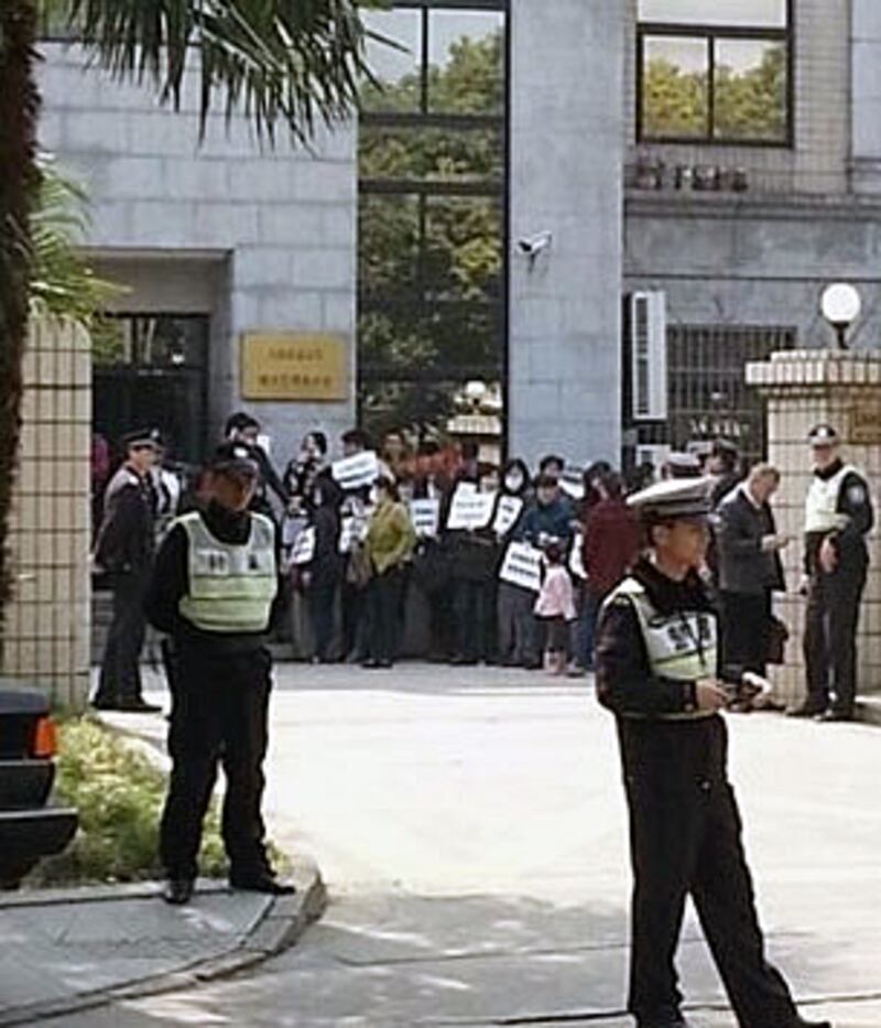 區政府門外武警禁止居民逗留，十多個代表獲登記但終未被接待。(相片由居民韓女士提供)