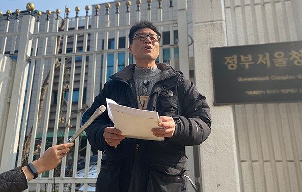 14일 서울정부청사 앞에서 발언하고있는 황인철 1969년 KAL기 납치피해자가족회 대표.