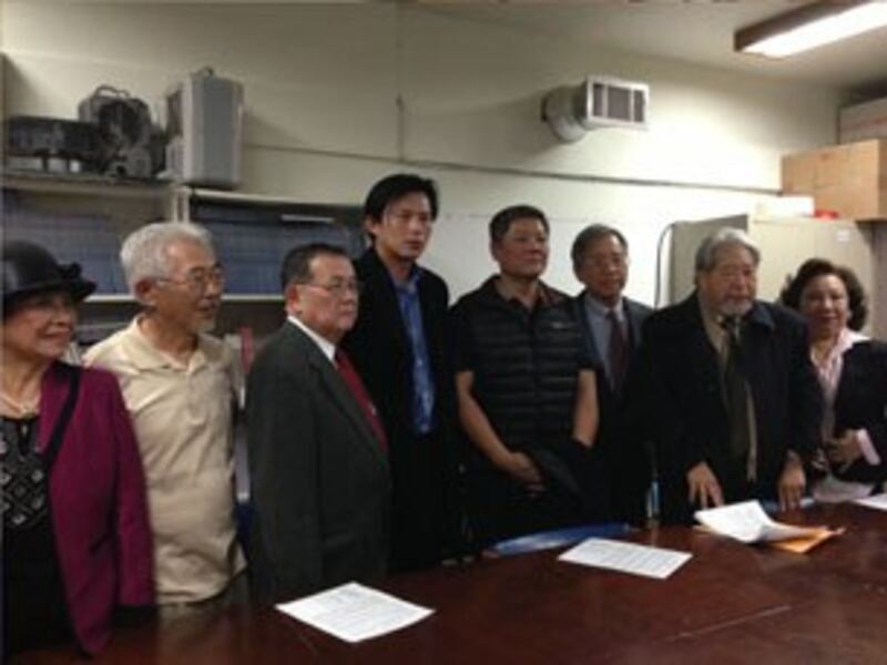 图片：黄国昌（左四）与发表共同声明的部分台湾社团负责人。（紫荆摄）