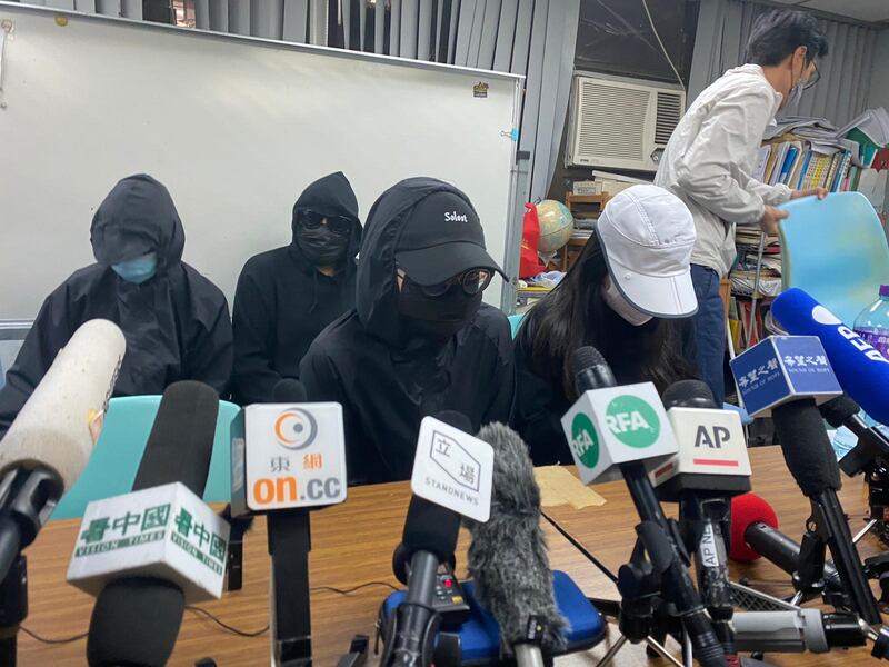 （前左起）黃偉然妻子和李子賢媽媽批評大陸當局做法不人道。 （李智智 攝）